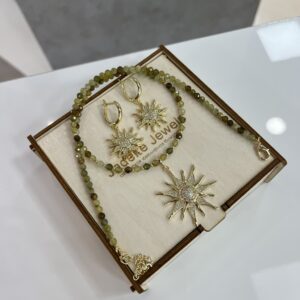 Удлинённые вариант редкого, эксклюзивного Зелёного Граната с Солнцем, инкрустированным Фианитами